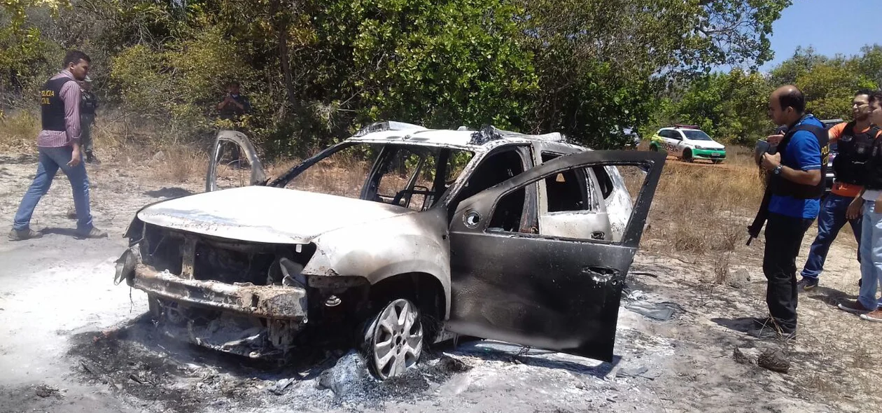 Carro totalmente destruído