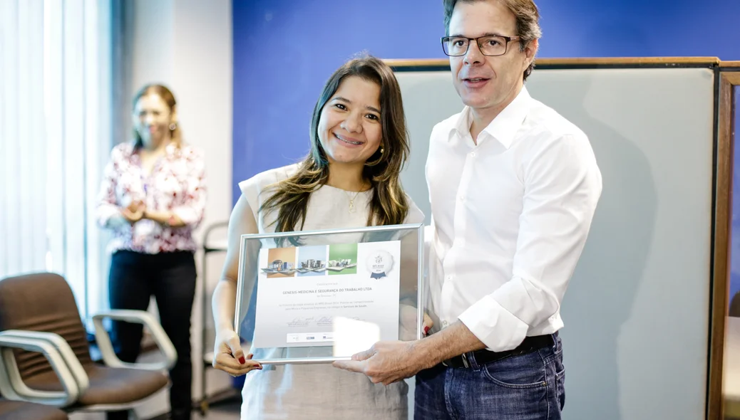 Francilene Lima recebendo prêmio