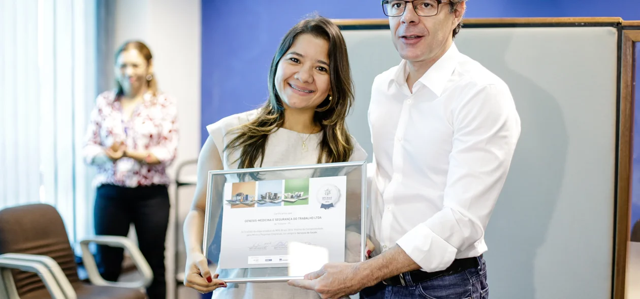 Francilene Lima recebendo prêmio