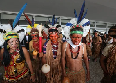Índios protestam contra a PEC no Planalto