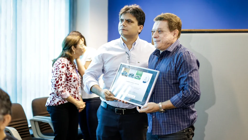 Milton Nunes recebendo  prêmio