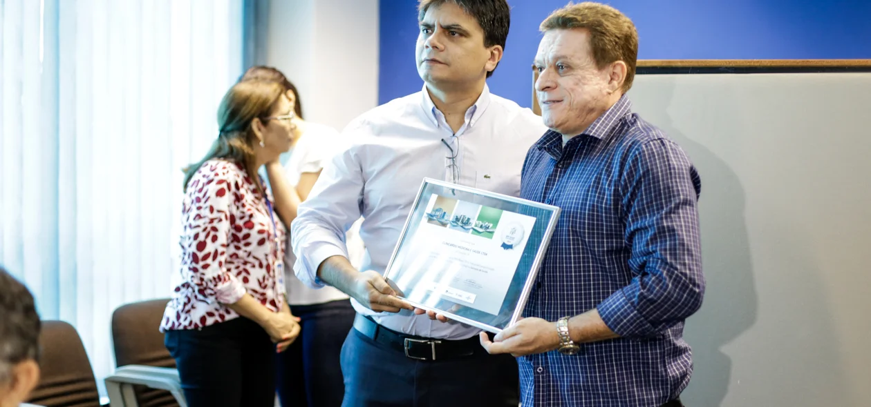 Milton Nunes recebendo  prêmio