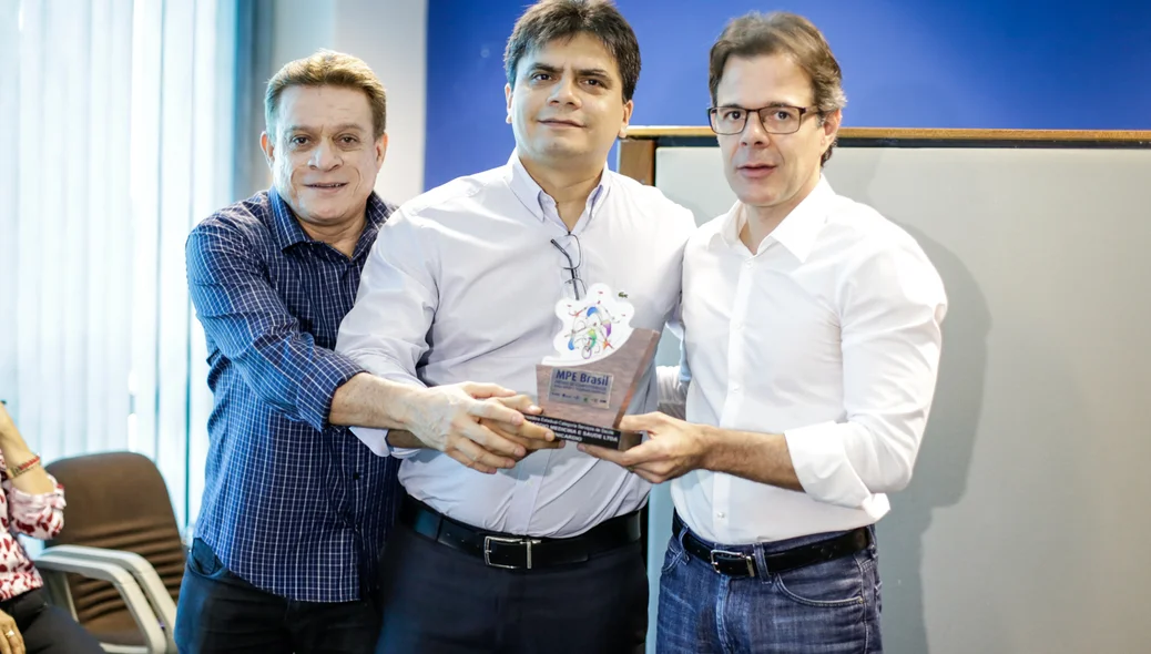 Milton Nunes recebendo troféu