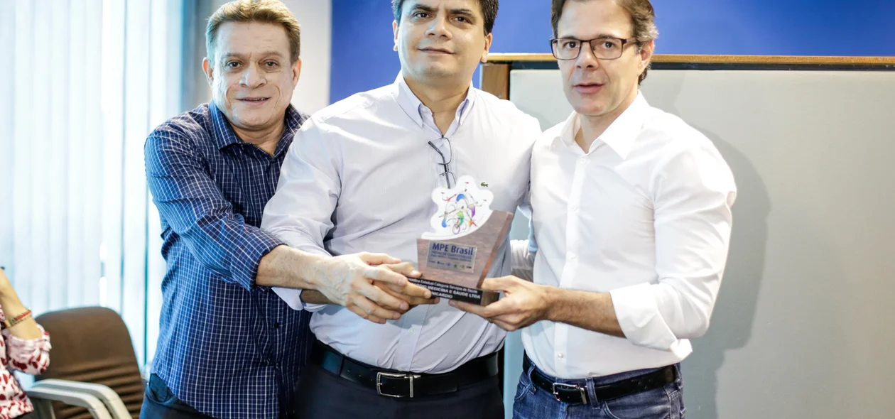 Milton Nunes recebendo troféu