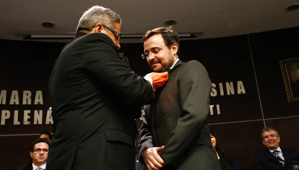 Fabio Novo recebendo a medalha