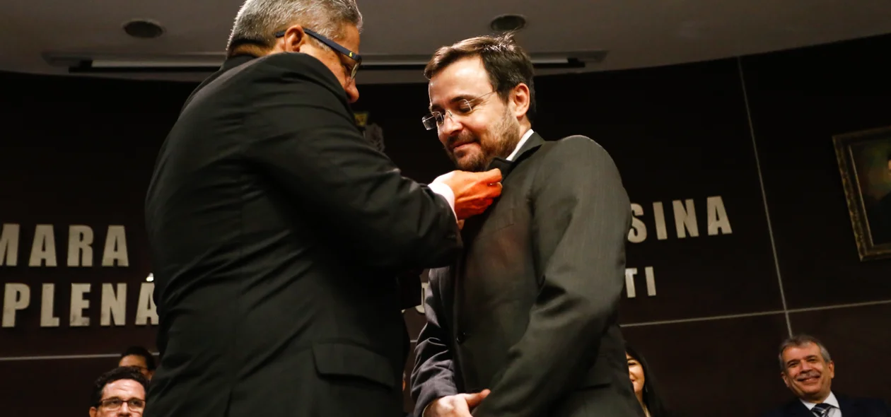 Fabio Novo recebendo a medalha