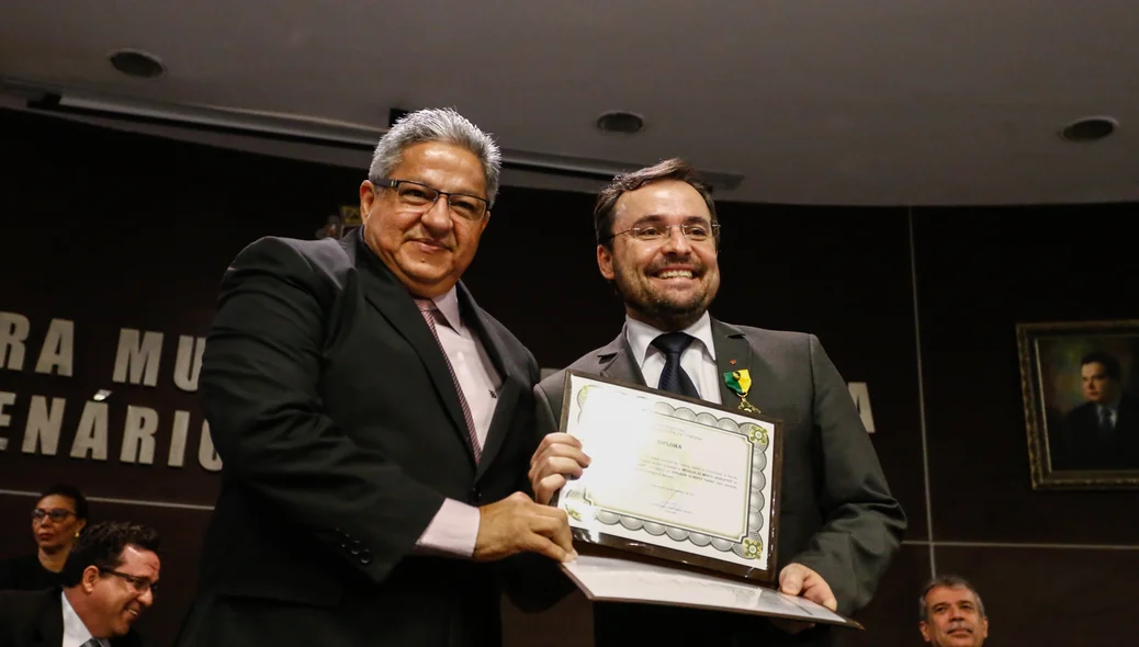 Fabio Novo recebendo o diploma 