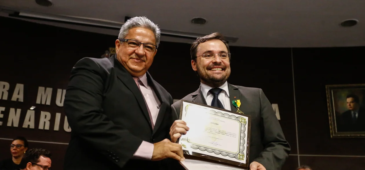 Fabio Novo recebendo o diploma 