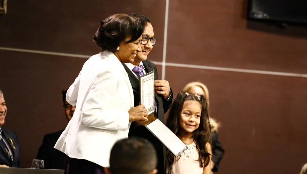 Francisco de Jesus Lima recebendo o diploma 