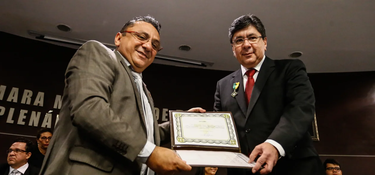 João Rodrigues recebendo o diploma 
