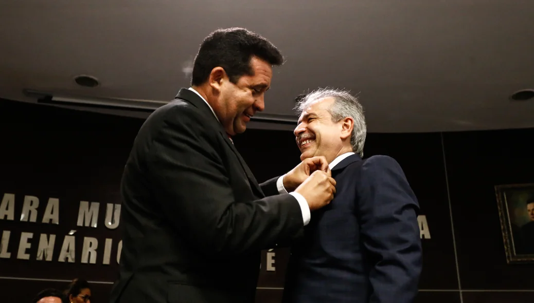 João Vicente de Macêdo Claudino recebendo a medalha 