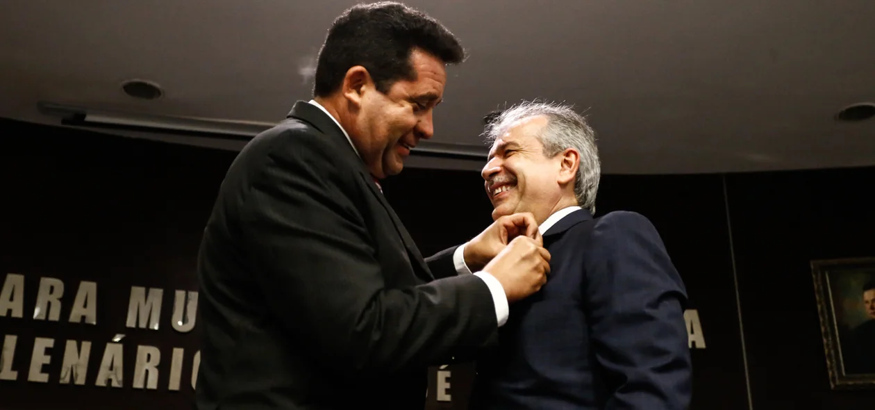 João Vicente de Macêdo Claudino recebendo a medalha 
