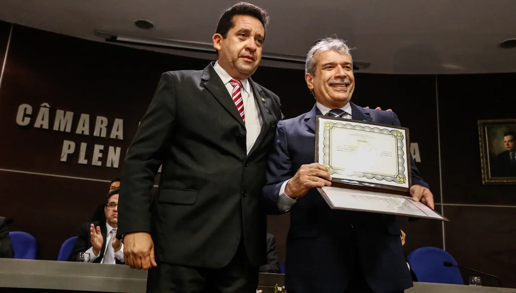 João Vicente de Macêdo Claudino recebendo o diploma 