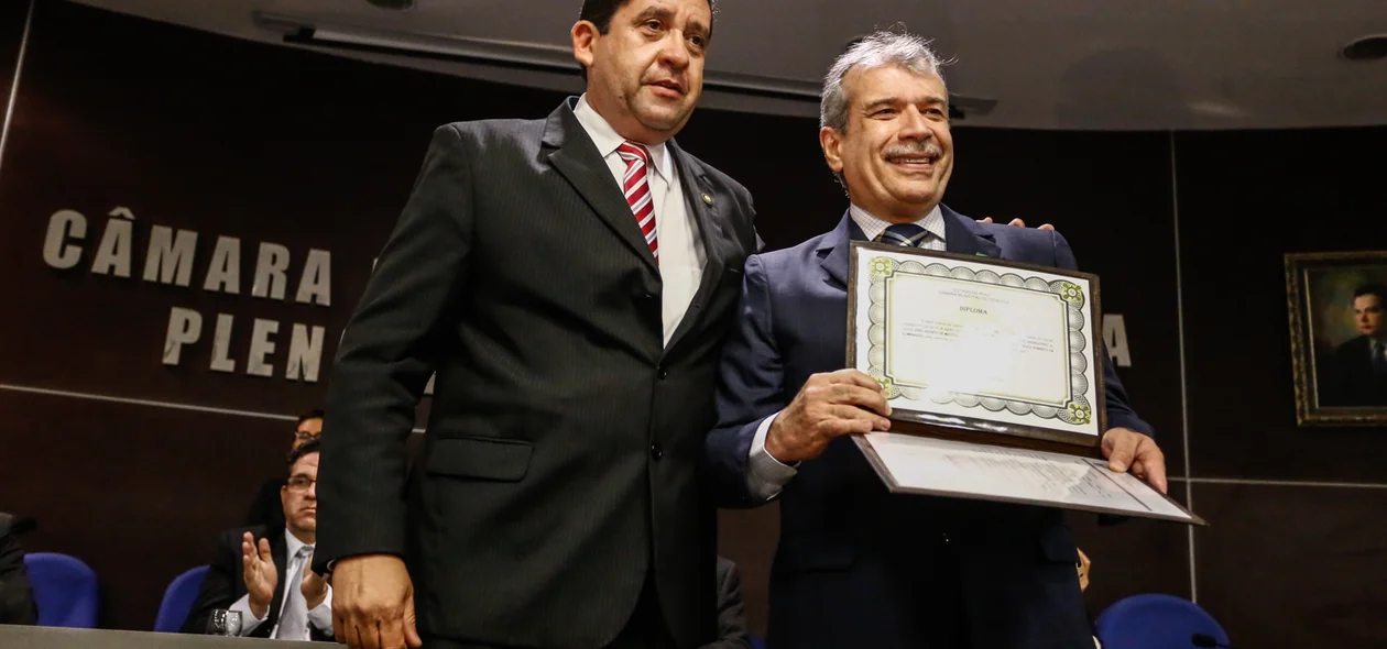 João Vicente de Macêdo Claudino recebendo o diploma 