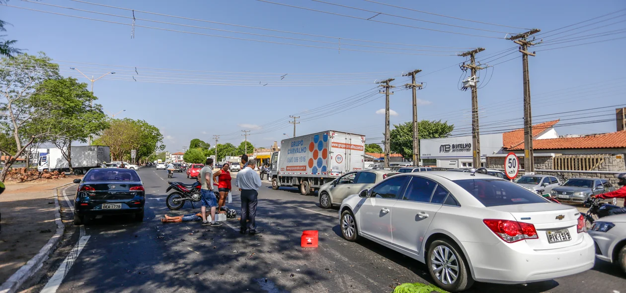 O acidente aconteceu na avenida João XXIII