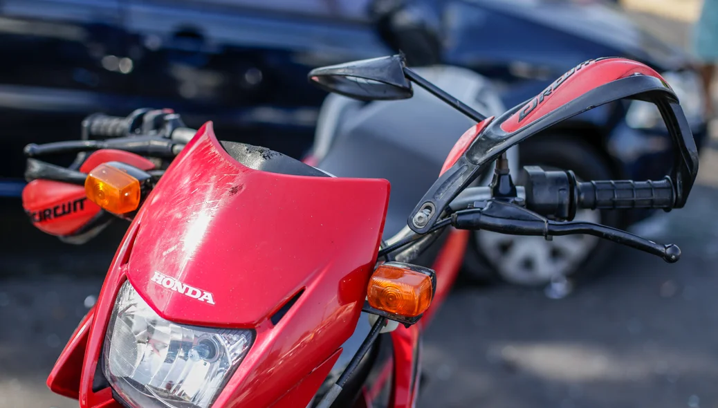 Peças danificadas da moto