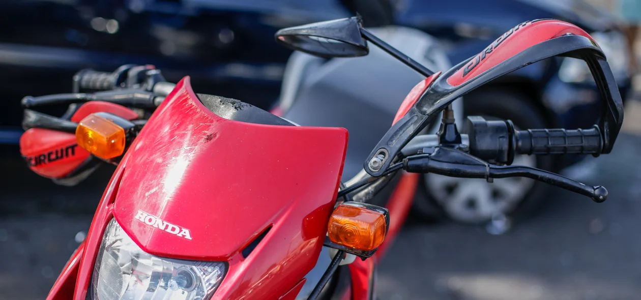 Peças danificadas da moto