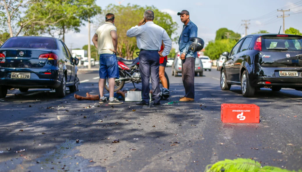 Pessoas aguardanco a chegada do SAMU