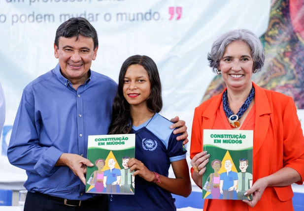 Wellington Dias lança livro "Constituição em Miúdos" em Teresina