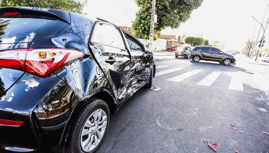 Acidente entre 2 veículos na Miguel Rosa 