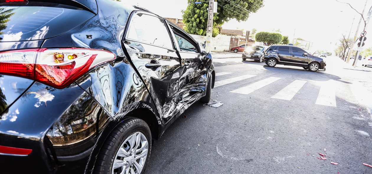 Acidente entre 2 veículos na Miguel Rosa 