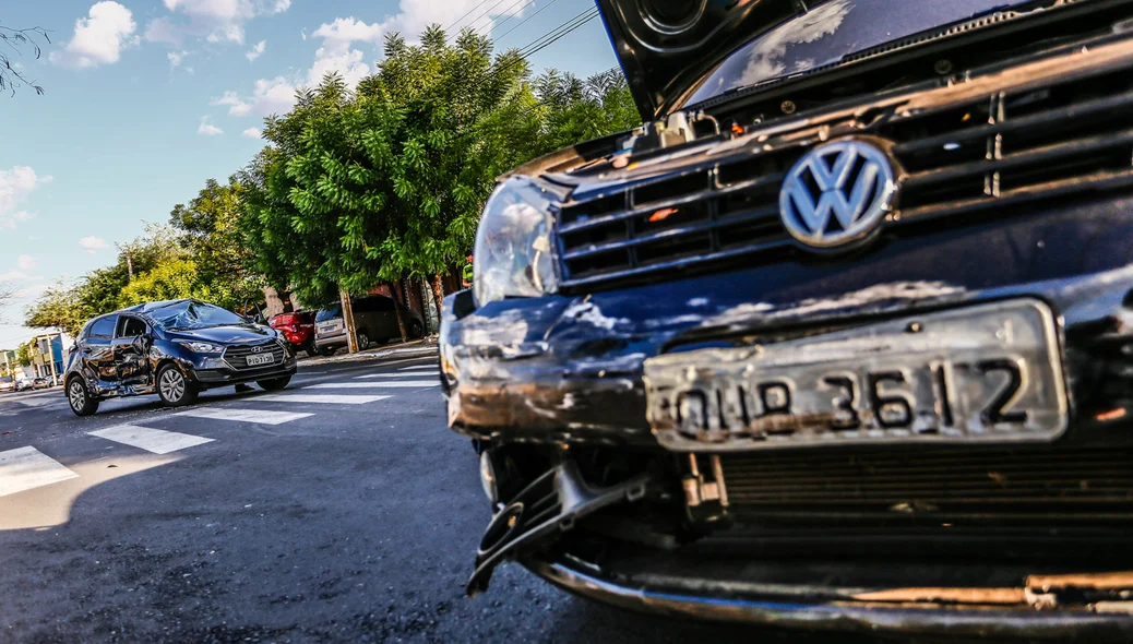 Carros ficaram destruídos  