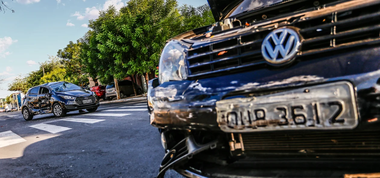 Carros ficaram destruídos  
