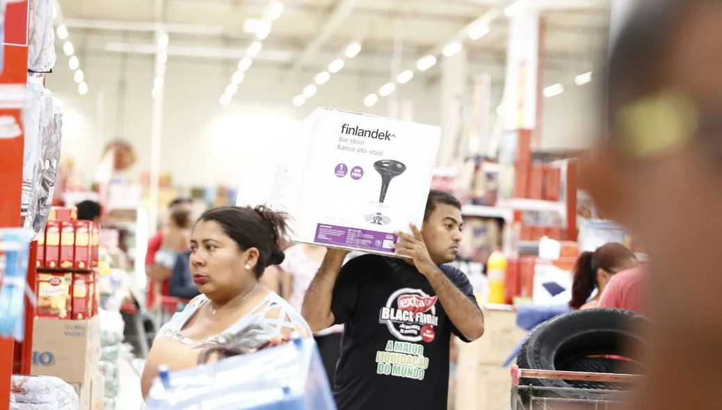 Consumidores aproveitam ofertas do Black Friday em Teresina