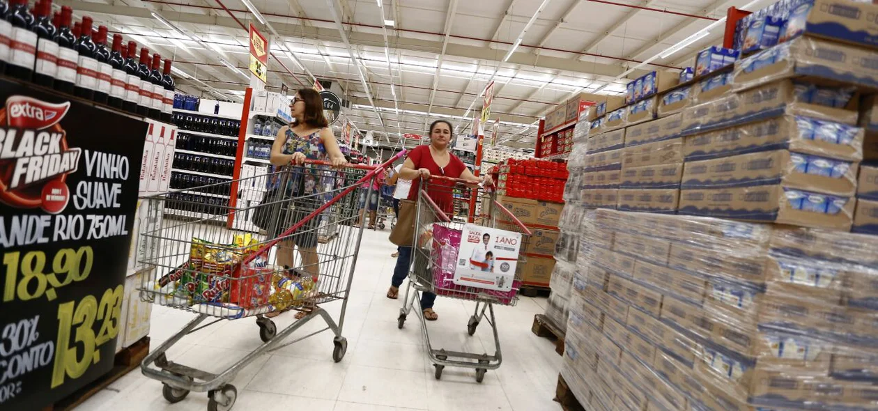 Consumidores aproveitam ofertas do Black Friday no Extra em Teresina