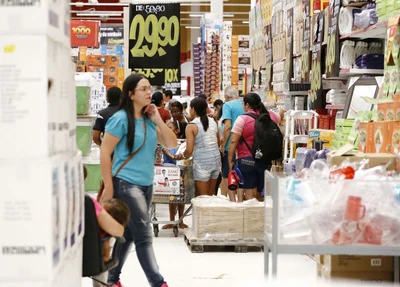 Consumidores aproveitam ofertas do Black Friday