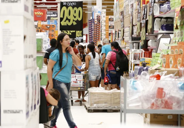 Consumidores aproveitam ofertas do Black Friday