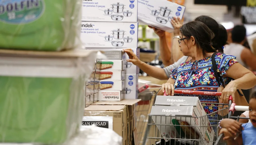 Consumidores aproveitam promoção do Black Friday