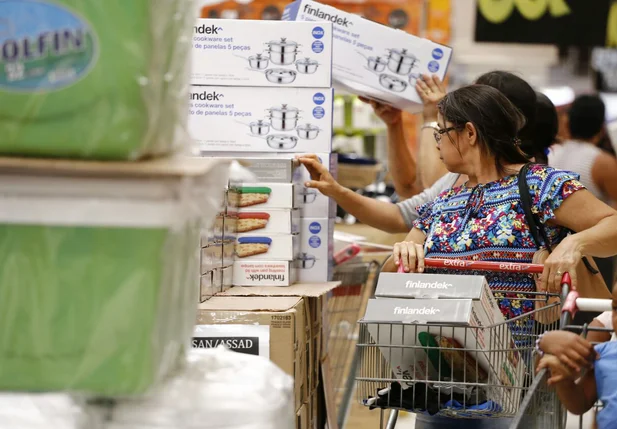 Consumidores aproveitam promoção do Black Friday