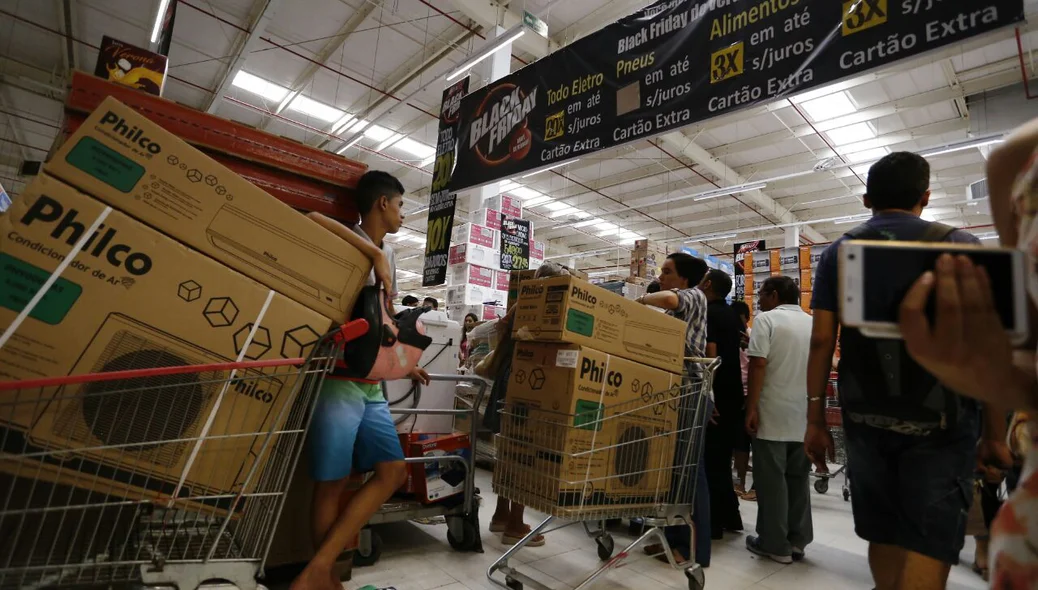 Consumidores participam do Black Friday no Extra em Teresina