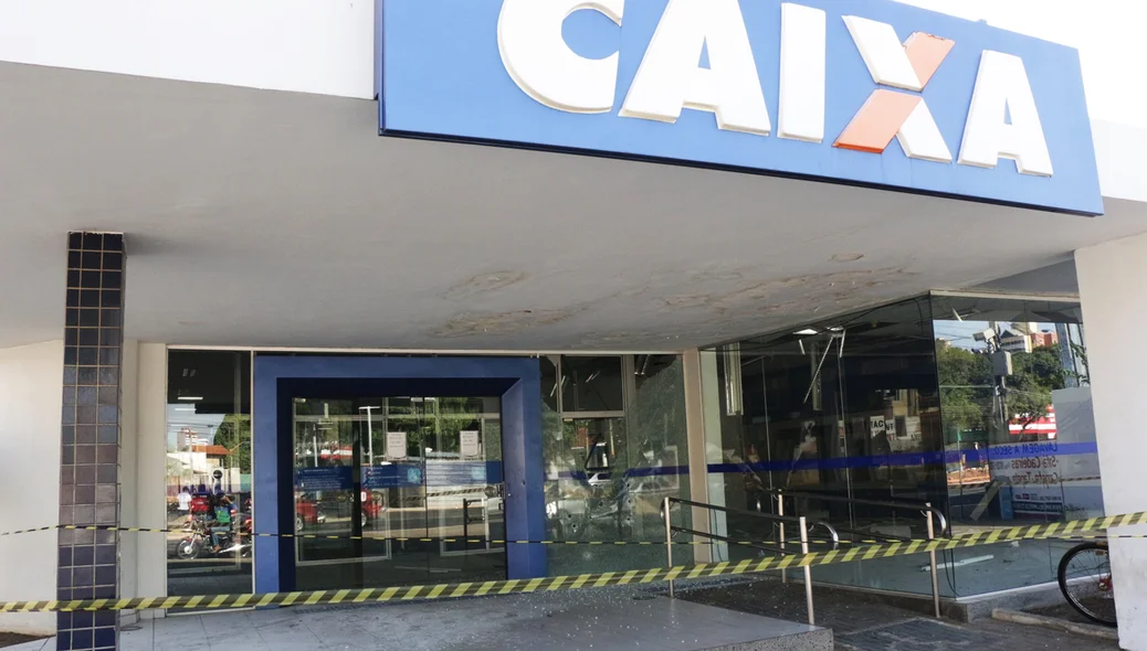 Fachada da agência foi atingida por disparos