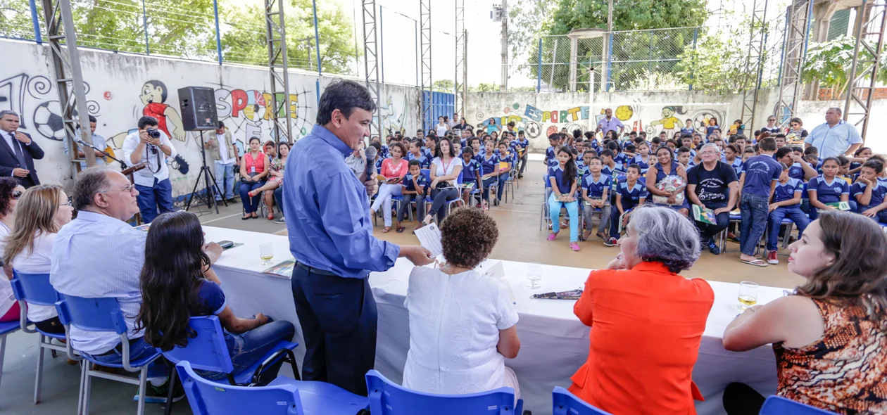 Governador conversando com os alunos da escola Santa Filomena 