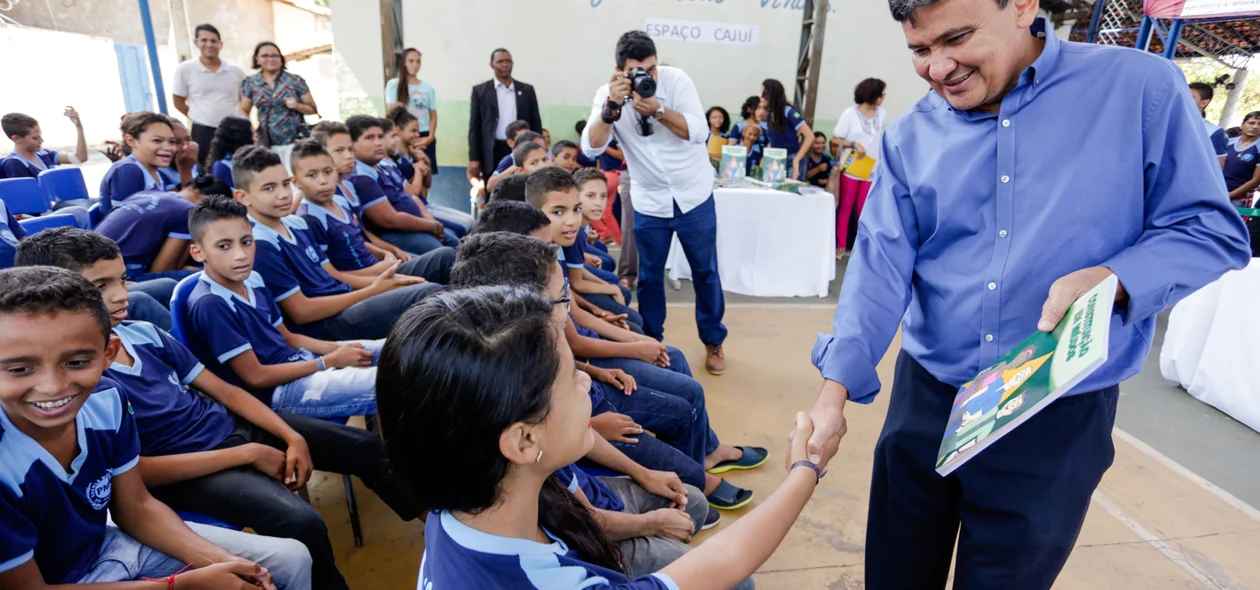 Governador cumprimentando aluno