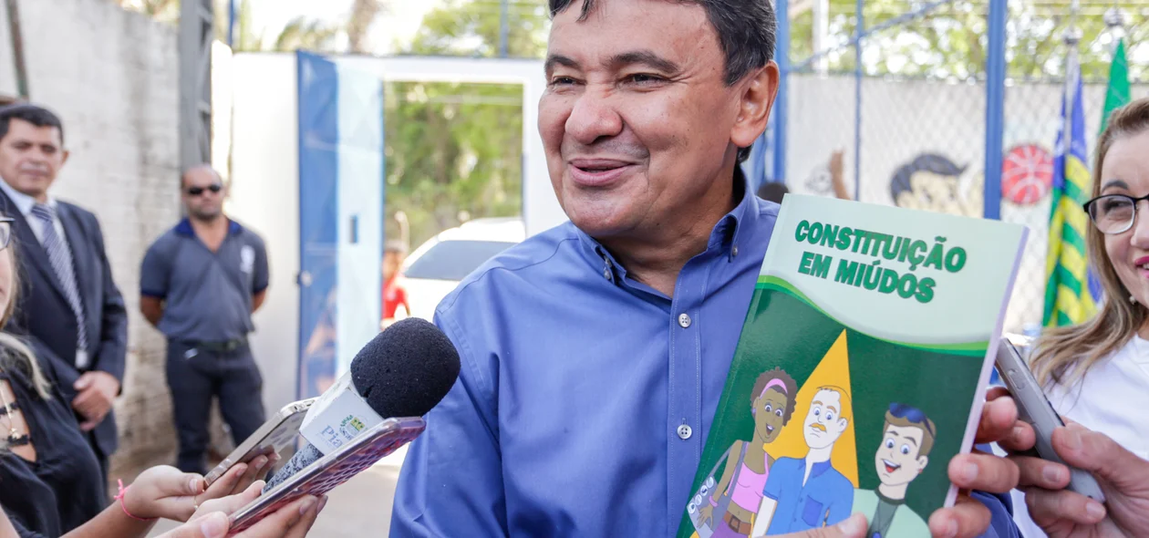 Governador  mostrando livro