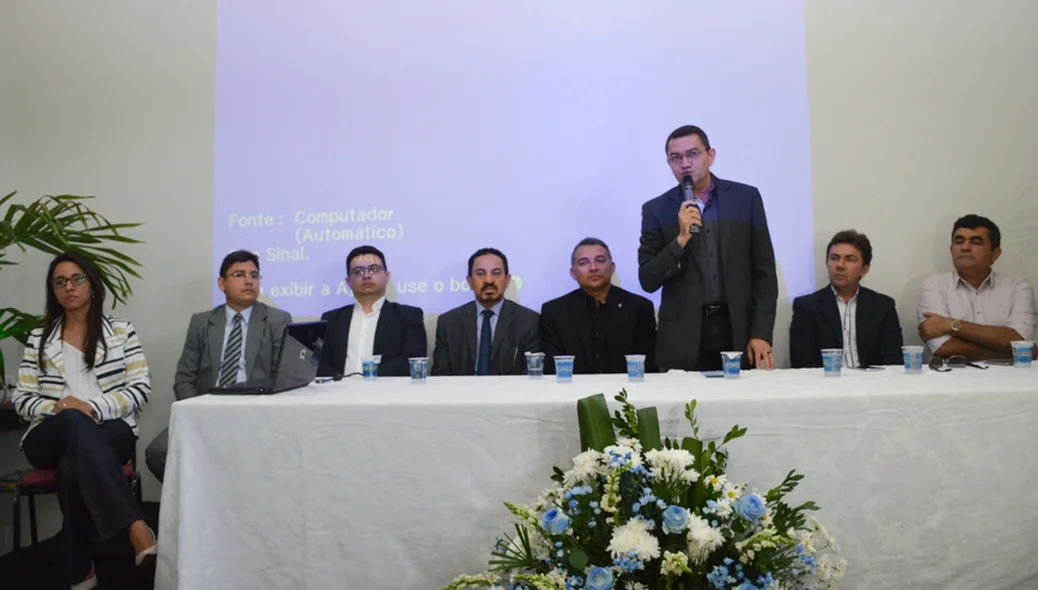 Padre Walmir agradece a presença dos colegas