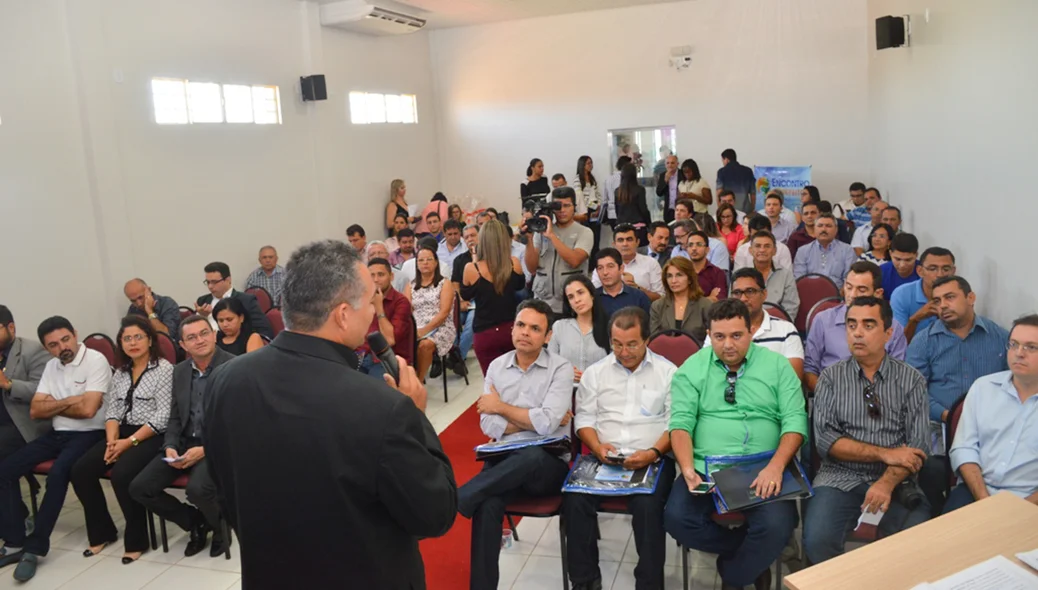 Plateia escuta com atenção o primeiro palestrante