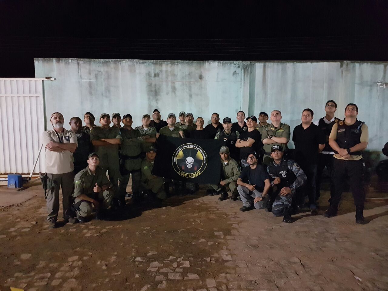 Policiais que participaram do curso de Low Light