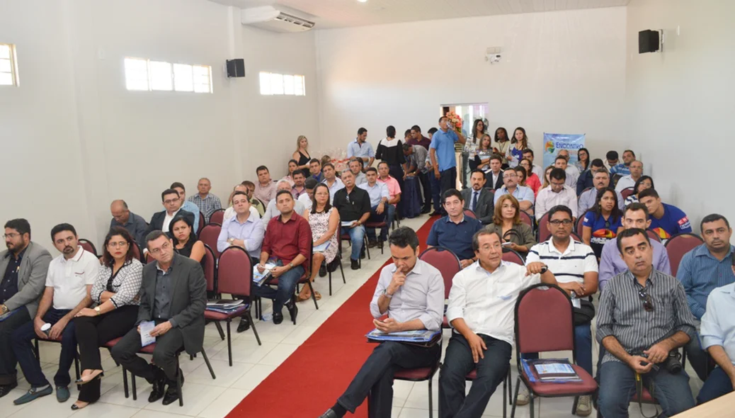 Prefeitos participam de encontro em Picos