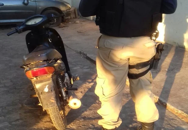 PRF recupera veículo em Capitão de Campos