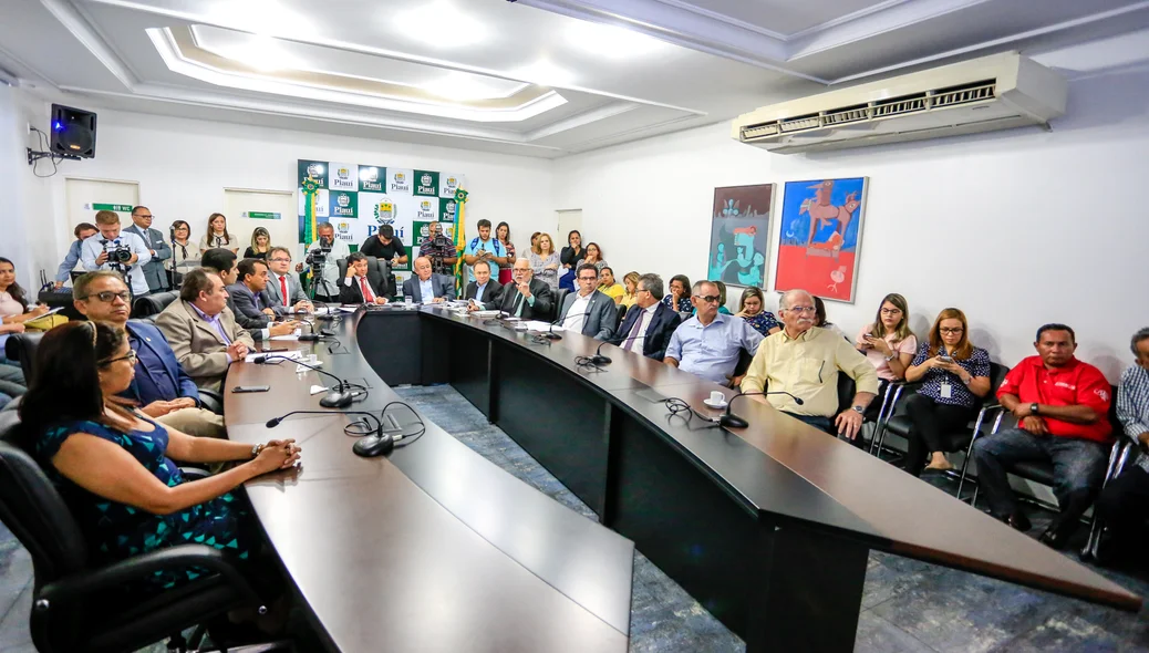 Autoridades participaram da solenidade