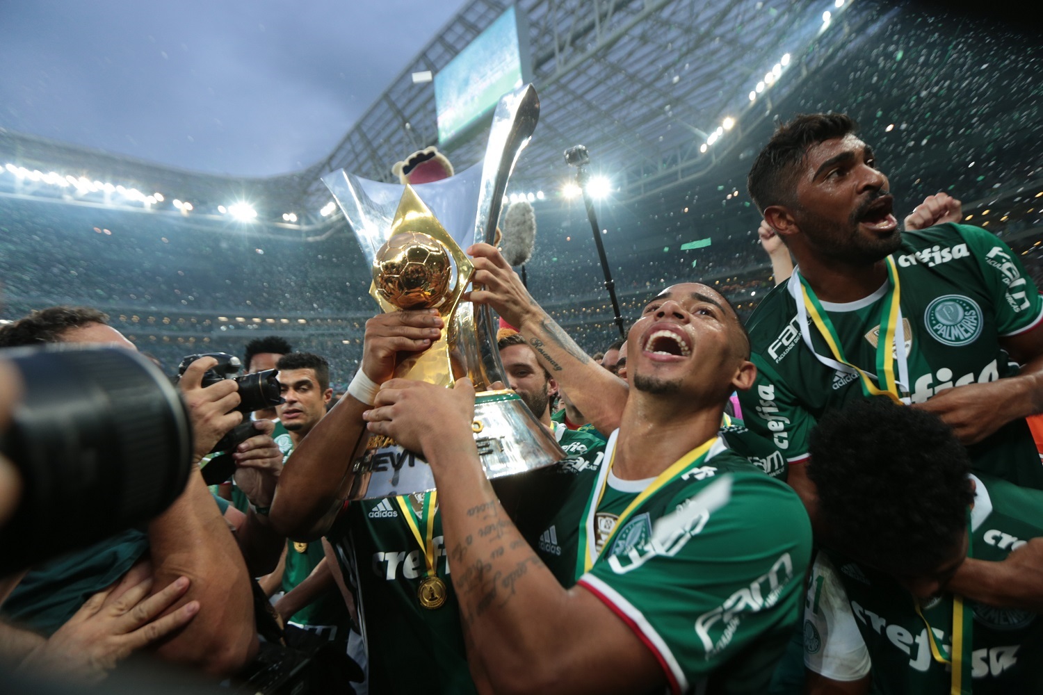 Gabriel Jesus ergue a taça do brasileirão