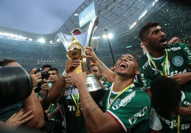 Gabriel Jesus ergue a taça do brasileirão