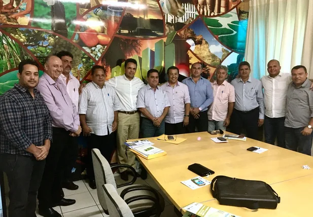 Associação de 23 prefeitos fecha apoio a candidatura de Gil Carlos