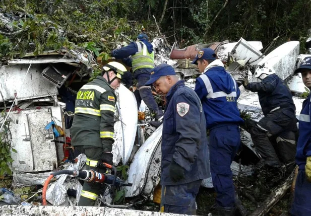 Equipes já retiraram os corpos do local