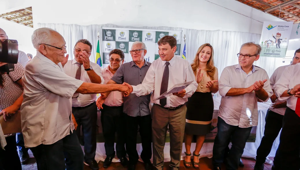 Governador entrega Certificado de regularização de casas 