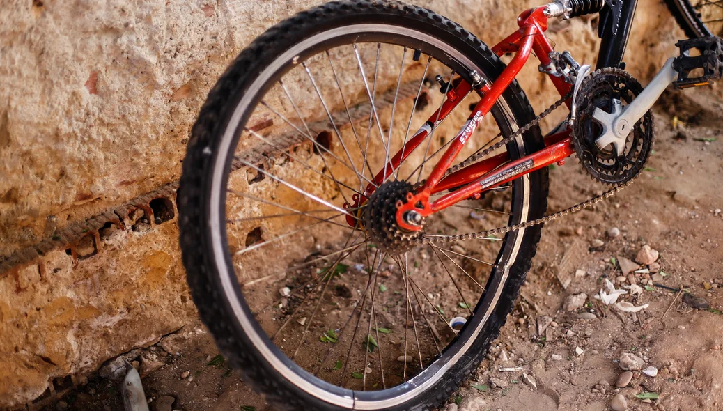 Bicicleta atingida pelos destroços do cilindro 